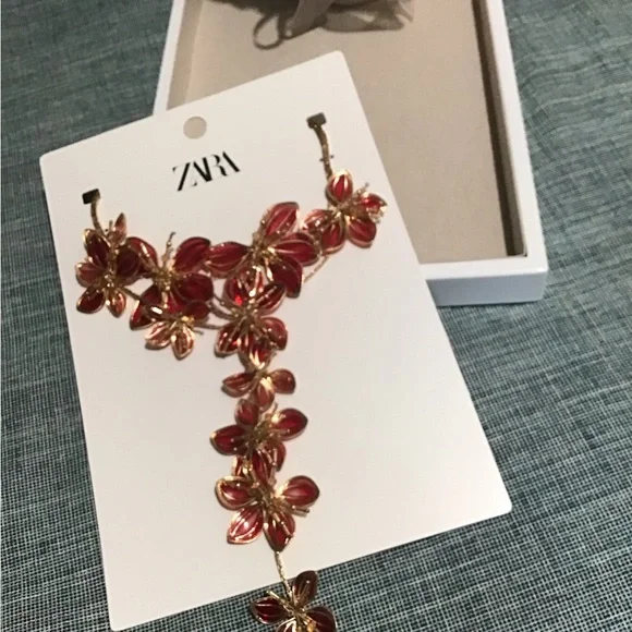 ZARA Beautiful Necklace ,Floral with Red & Gold Tone. New🌺🌺🌺🌺🌺🌺🌺🌺🌺🌺🌺 - Picture 3 of 6